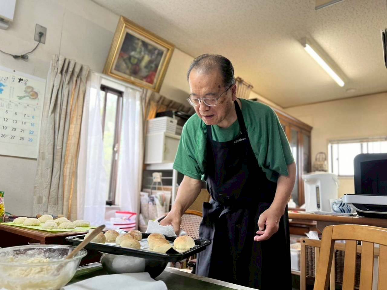 パン作りをする院長