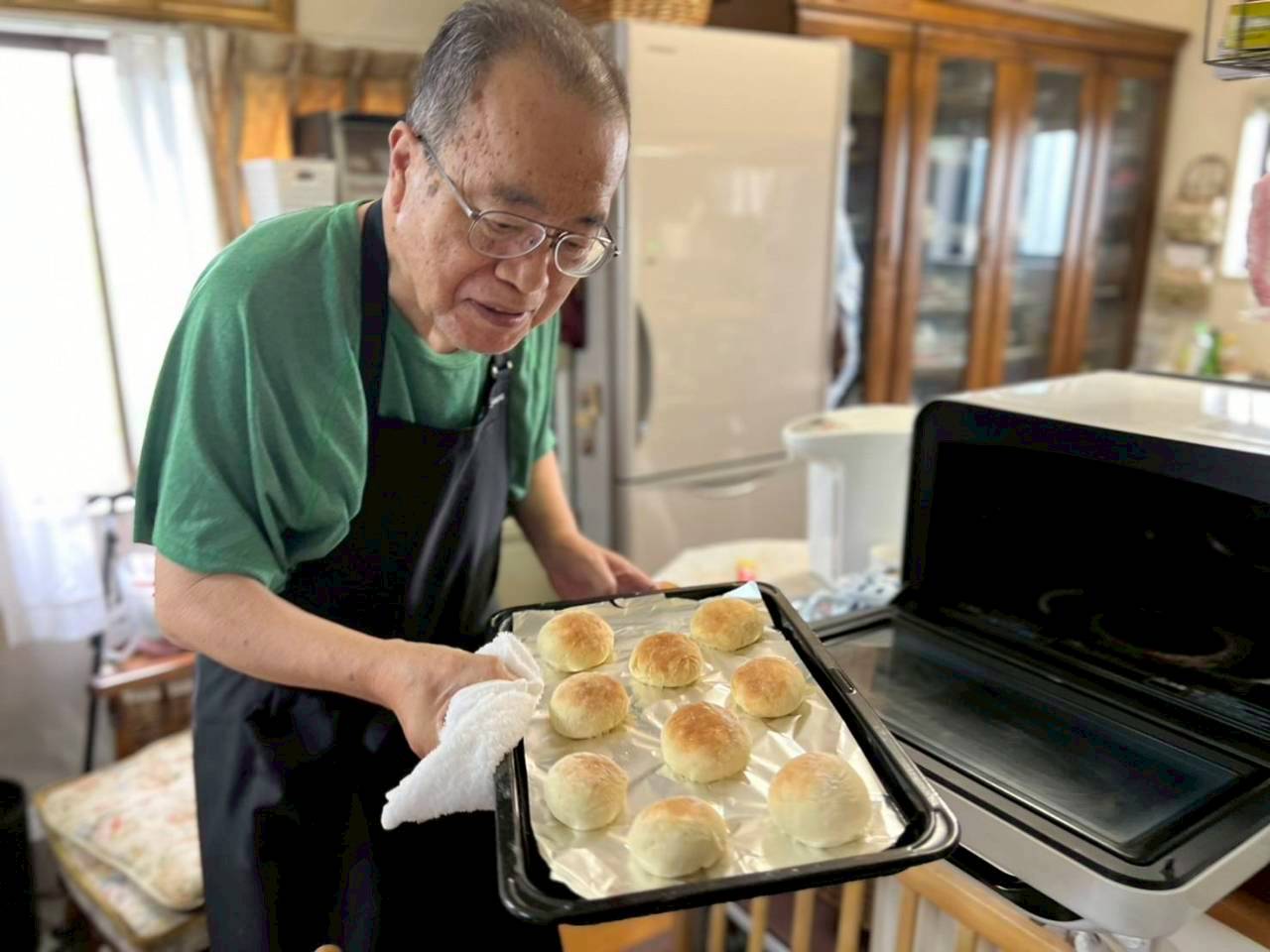 パン作りをする院長